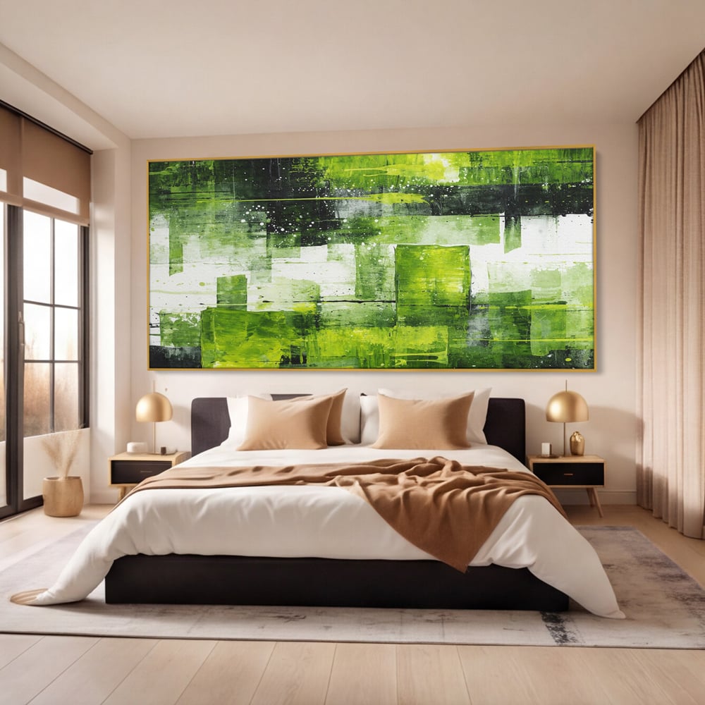 Tablou canvas cu pictura abstracta cu straturi verzi, in rama de aluminiu auriu, pe perete intr-un dormitor